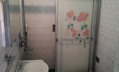 Excelente propiedad multifuncional, posee 2 locales y casa 1er piso 4 amb, garage, pileta y jardín.