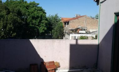 Excelente propiedad multifuncional, posee 2 locales y casa 1er piso 4 amb, garage, pileta y jardín.
