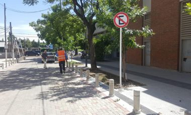Excelente propiedad multifuncional, posee 2 locales y casa 1er piso 4 amb, garage, pileta y jardín.