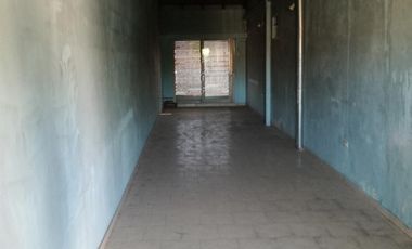 Excelente propiedad multifuncional, posee 2 locales y casa 1er piso 4 amb, garage, pileta y jardín.