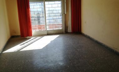 Excelente propiedad multifuncional, posee 2 locales y casa 1er piso 4 amb, garage, pileta y jardín.