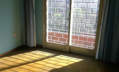 Excelente propiedad multifuncional, posee 2 locales y casa 1er piso 4 amb, garage, pileta y jardín.
