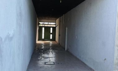 Excelente propiedad multifuncional, posee 2 locales y casa 1er piso 4 amb, garage, pileta y jardín.