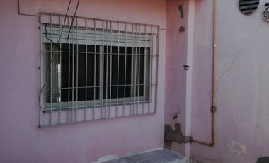 Excelente propiedad multifuncional, posee 2 locales y casa 1er piso 4 amb, garage, pileta y jardín.