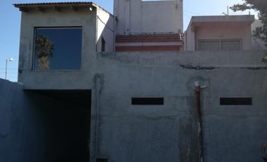 Excelente propiedad multifuncional, posee 2 locales y casa 1er piso 4 amb, garage, pileta y jardín.