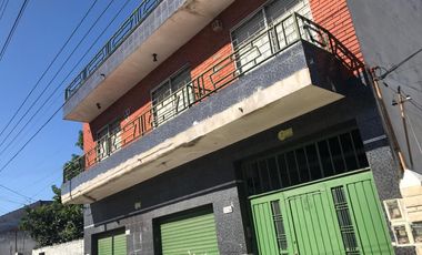 Excelente propiedad multifuncional, posee 2 locales y casa 1er piso 4 amb, garage, pileta y jardín.