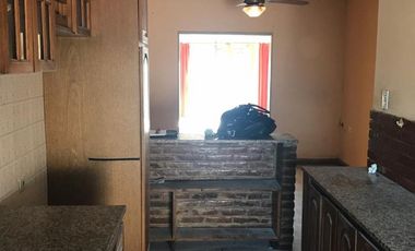 Excelente propiedad multifuncional, posee 2 locales y casa 1er piso 4 amb, garage, pileta y jardín.