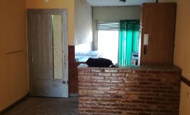 Excelente propiedad multifuncional, posee 2 locales y casa 1er piso 4 amb, garage, pileta y jardín.