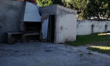 Excelente propiedad multifuncional, posee 2 locales y casa 1er piso 4 amb, garage, pileta y jardín.