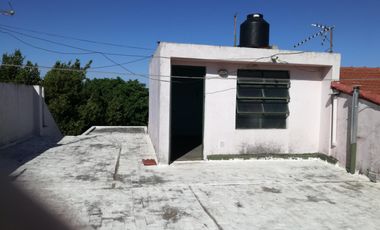 Excelente propiedad multifuncional, posee 2 locales y casa 1er piso 4 amb, garage, pileta y jardín.