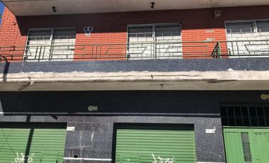 Excelente propiedad multifuncional, posee 2 locales y casa 1er piso 4 amb, garage, pileta y jardín.