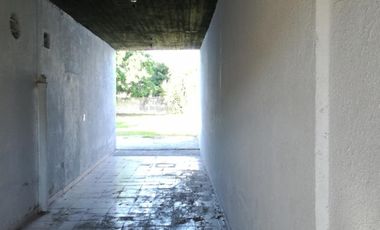 Excelente propiedad multifuncional, posee 2 locales y casa 1er piso 4 amb, garage, pileta y jardín.