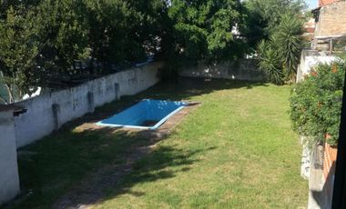 Excelente propiedad multifuncional, posee 2 locales y casa 1er piso 4 amb, garage, pileta y jardín.