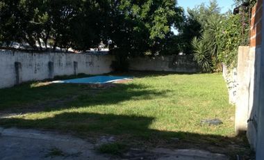 Excelente propiedad multifuncional, posee 2 locales y casa 1er piso 4 amb, garage, pileta y jardín.
