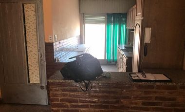 Excelente propiedad multifuncional, posee 2 locales y casa 1er piso 4 amb, garage, pileta y jardín.