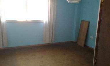 Excelente propiedad multifuncional, posee 2 locales y casa 1er piso 4 amb, garage, pileta y jardín.