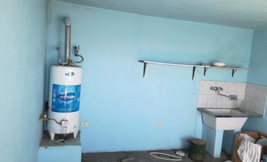 Excelente propiedad multifuncional, posee 2 locales y casa 1er piso 4 amb, garage, pileta y jardín.