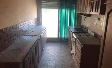 Excelente propiedad multifuncional, posee 2 locales y casa 1er piso 4 amb, garage, pileta y jardín.