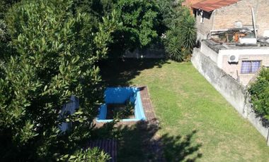 Excelente propiedad multifuncional, posee 2 locales y casa 1er piso 4 amb, garage, pileta y jardín.