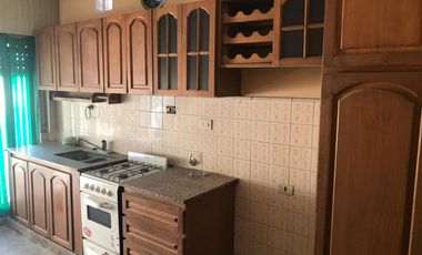 Excelente propiedad multifuncional, posee 2 locales y casa 1er piso 4 amb, garage, pileta y jardín.