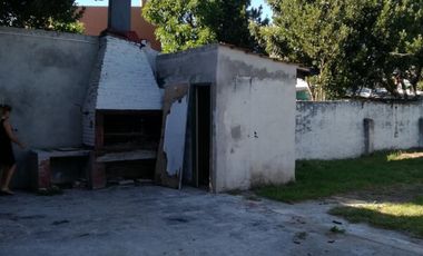 Excelente propiedad multifuncional, posee 2 locales y casa 1er piso 4 amb, garage, pileta y jardín.
