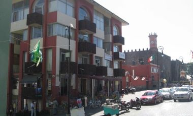 Edificio con frente al zócalo