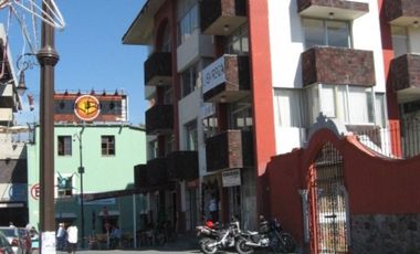 Edificio con frente al zócalo