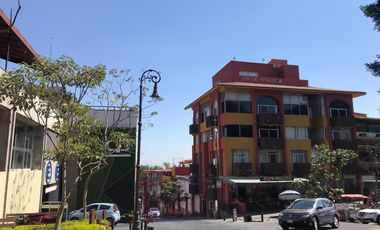 Edificio con frente al zócalo
