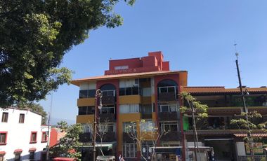 Edificio con frente al zócalo