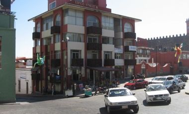 Edificio con frente al zócalo