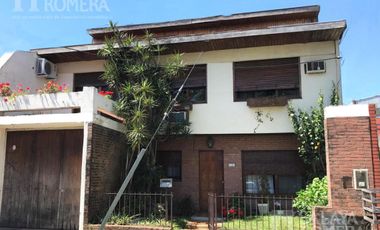 Casa en lote propio con galpon  al fondo - en venta en Munro -