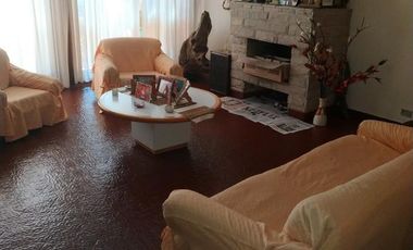 Casa en lote propio con galpon  al fondo - en venta en Munro -