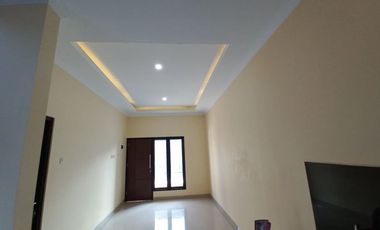 RUMAH SIAP HUNI CANTIK 2 LANTAI DI GIWANGAN