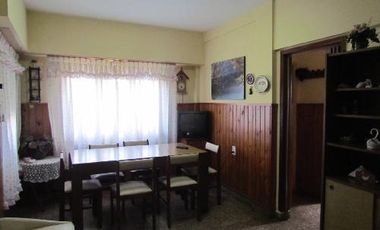 DEPTO DE 3 AMB COMODOS Y AMPLIOS SOBRE CALLE PRINCIPAL DE MAR DE AJO.