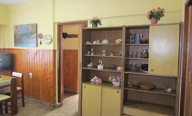 DEPTO DE 3 AMB COMODOS Y AMPLIOS SOBRE CALLE PRINCIPAL DE MAR DE AJO.