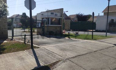 Se arrienda casa en condominio de Buin