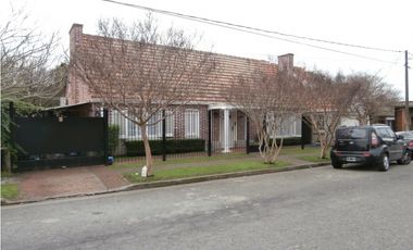 Chalet 4 ambientes c/dependencia. Piscina. Zona Los Troncos