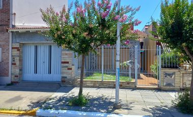 Casa con Jardin y cochera, centro de San Justo
