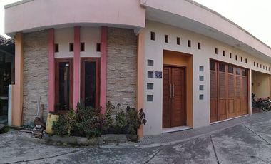 Rumah Cantik cocok untuk hunian atau tempat usaha Strategis
