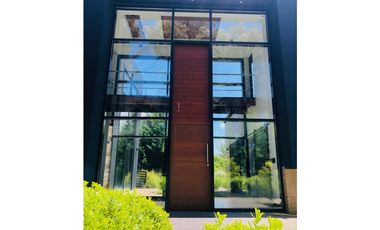 Casa contemporánea a estrenar barrio privado Arenas del Sur