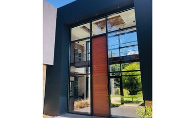 Casa contemporánea a estrenar barrio privado Arenas del Sur