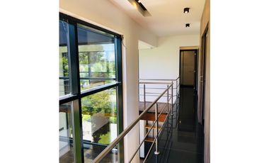 Casa contemporánea a estrenar barrio privado Arenas del Sur