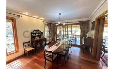 SE VENDE AMPLIA Y COMODA CASA CON GRAN TERRENO