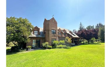 SE VENDE AMPLIA Y COMODA CASA CON GRAN TERRENO