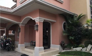 VENDO HERMOSA CASA EN EL DORAL (COSTA SUR)