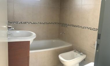 Duplex al frente de 2 dormitorios /con cochera