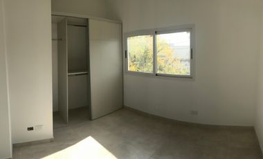 Duplex al frente de 2 dormitorios /con cochera