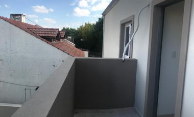 Duplex al frente de 2 dormitorios /con cochera