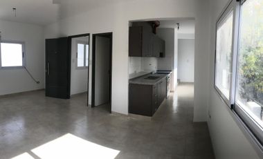 Duplex al frente de 2 dormitorios /con cochera