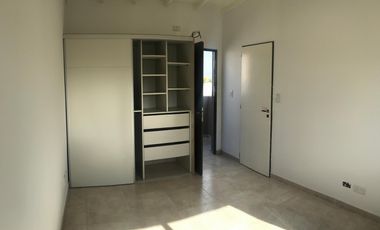Duplex al frente de 2 dormitorios /con cochera